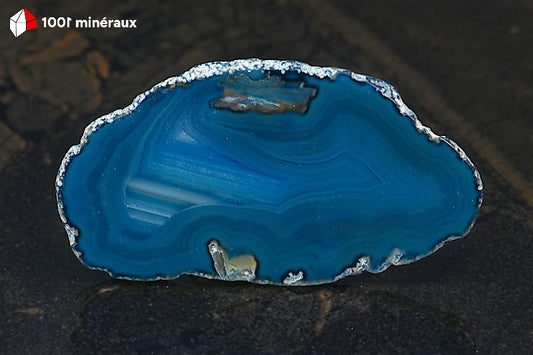 Tranche Agate teintée bleue Brésil - Contour dentelé, bande bleu foncé et bandes rectilignes blanc, transparent et bleu clair - 43 g - BL631
