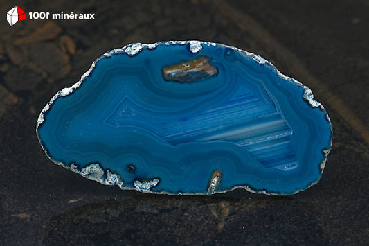Tranche Agate teintée bleue Brésil - Détail des bandes rectilignes intérieures blanc, translucide et bleu clair - 43 g
