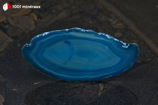 Tranche Agate teintée bleue Brésil - Forme allongée, fines bandes alternant bleu clair et foncé, centre lumineux - 26 g - BL632

