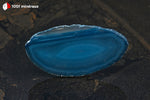 Tranche d'Agate teintée bleue du Brésil (allongée, bandes concentriques en nuances de bleu, centre clair) - 25 g / BL633 - Vignette | 1001 minéraux