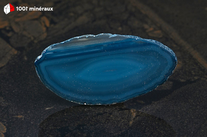 Tranche Agate teintée bleue Brésil - Forme allongée, bandes concentriques en nuances de bleu, centre lumineux - 25 g - BL633
