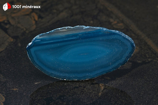 Tranche Agate teintée bleue Brésil - Forme allongée, bandes concentriques en nuances de bleu, centre lumineux - 25 g - BL633
