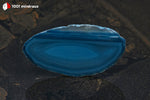 Tranche d'Agate teintée bleue du Brésil (allongée, bandes concentriques en nuances de bleu, centre clair) - 25 g / BL633 - Vignette | 1001 minéraux