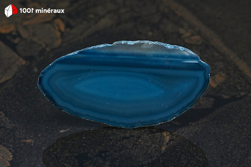 Tranche Agate teintée bleue Brésil - Détail du dégradé concentrique du bleu foncé vers le centre clair - 25 g
