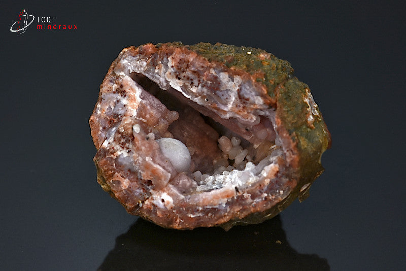 Minéral cristallisé de calcédoine rouge en géode du Maroc