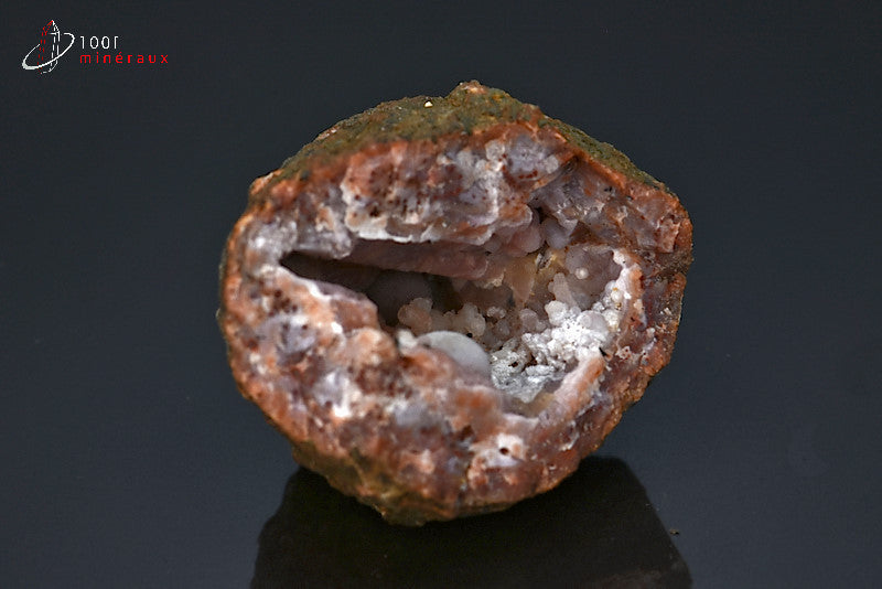 Minéral cristallisé de calcédoine rouge en géode du Maroc