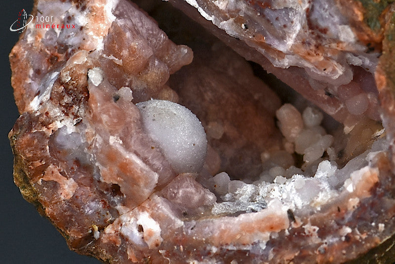 Minéral cristallisé de calcédoine rouge en géode du Maroc