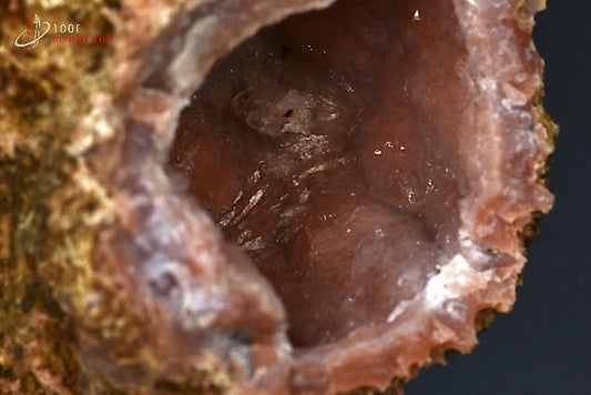 Minéral cristallisé de géode de calcédoine rouge du Maroc