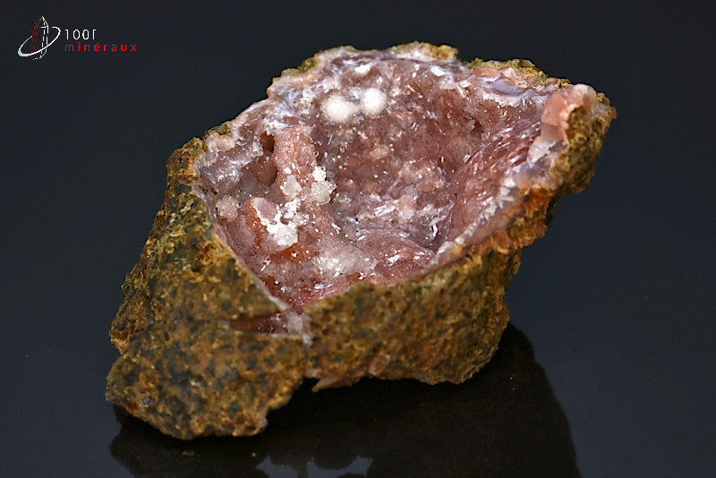 Minéral cristallisé de calcédoine rouge en géode du Maroc