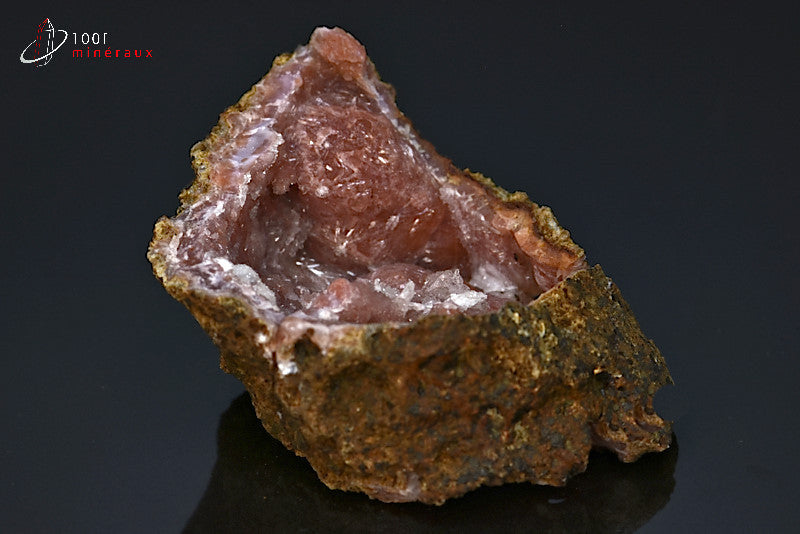 Minéral cristallisé de calcédoine rouge en géode du Maroc
