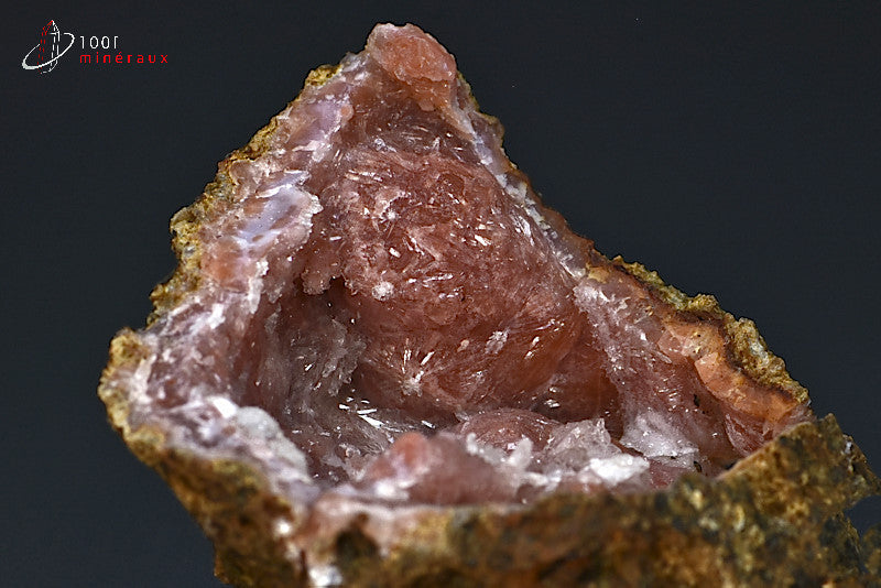 Minéral cristallisé de calcédoine rouge en géode du Maroc