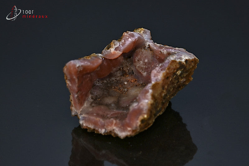 Minéral cristallisé de calcédoine rouge en géode du Maroc