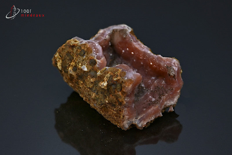 Minéral cristallisé de calcédoine rouge en géode du Maroc