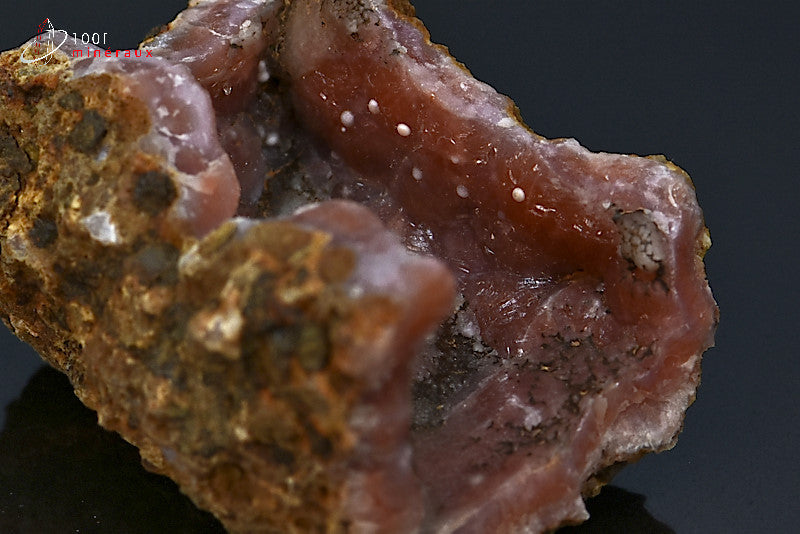 Minéral cristallisé de calcédoine rouge en géode du Maroc