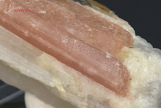Minéral cristallisé de tourmaline rose ou rubellite du Brésil