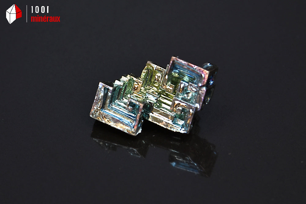 Minéral cristallisé de bismuth du Japon