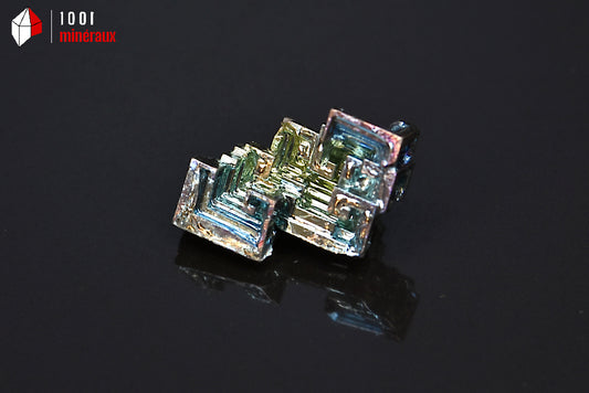Minéral cristallisé de bismuth du Japon