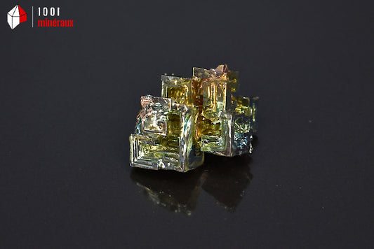 Minéral cristallisé de bismuth du Japon