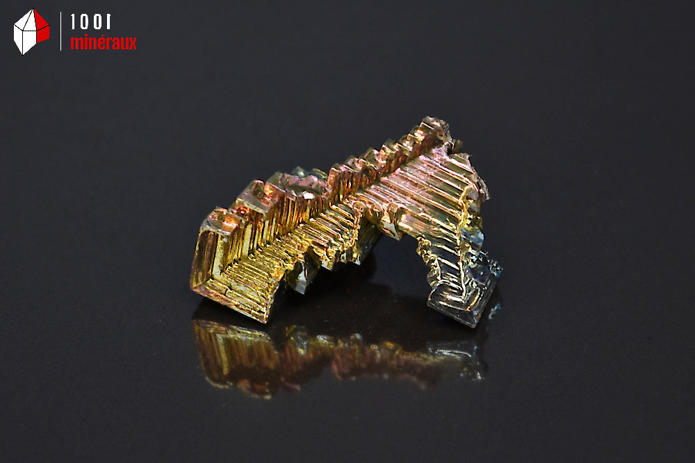 Minéral cristallisé de bismuth du Japon