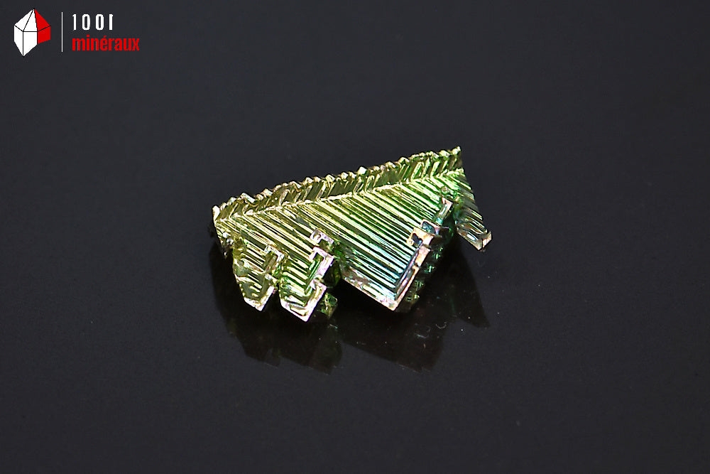 Minéral cristallisé de bismuth du Japon