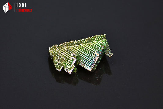 Minéral cristallisé de bismuth du Japon