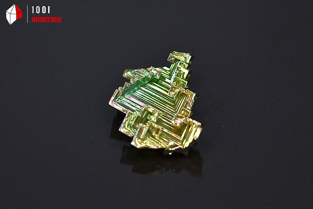 Minéral cristallisé de bismuth du Japon