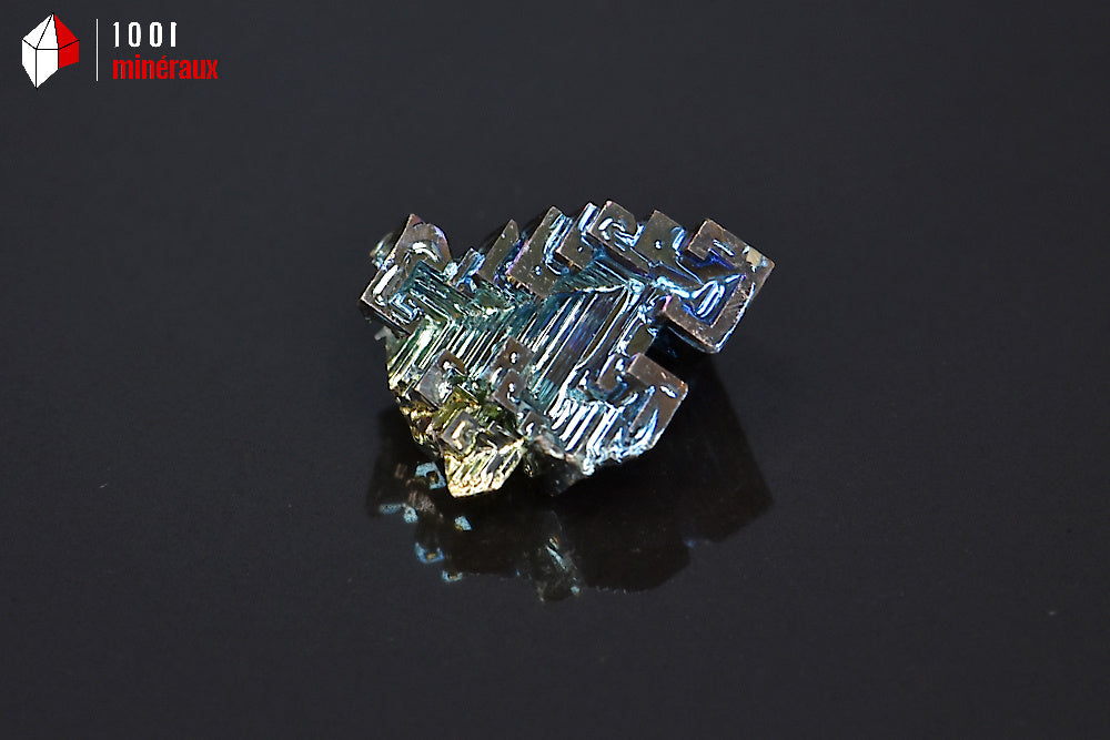 Minéral cristallisé de bismuth du Japon