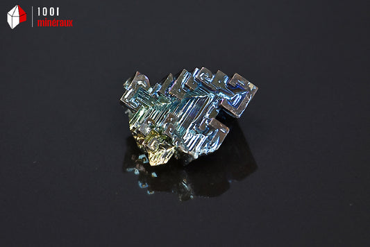 Minéral cristallisé de bismuth du Japon
