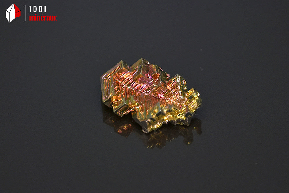 Minéral cristallisé de bismuth du Japon