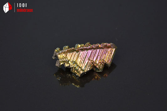 Minéral cristallisé de bismuth du Japon