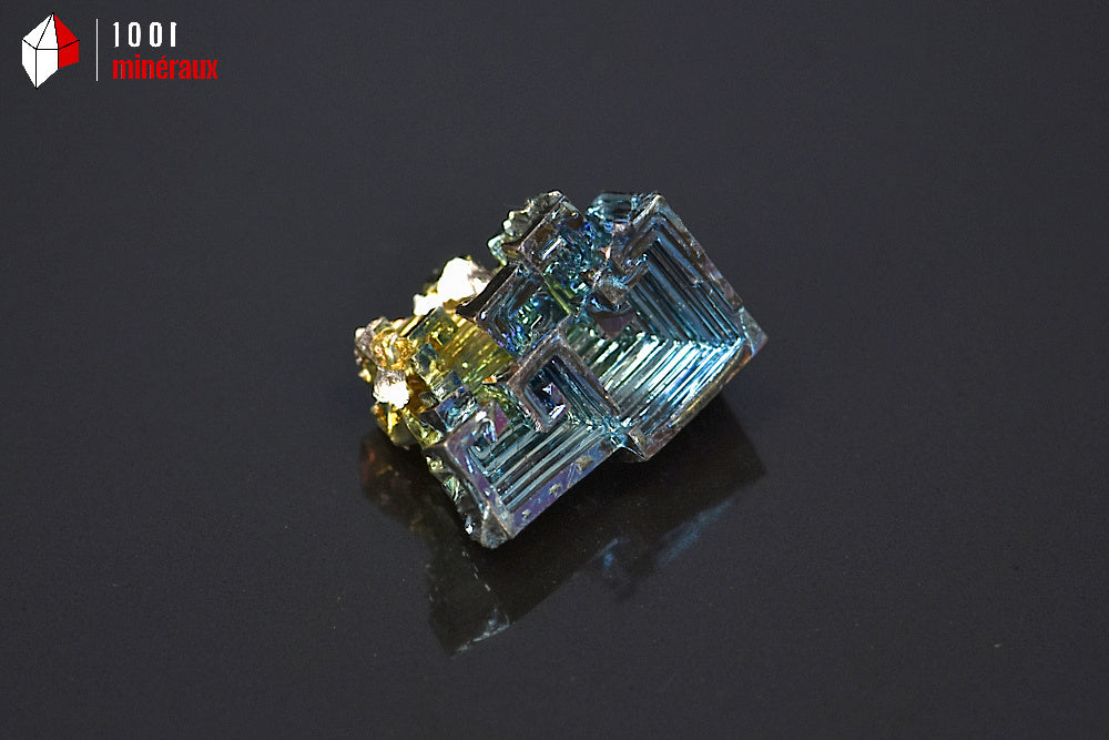 Minéral cristallisé de bismuth du Japon