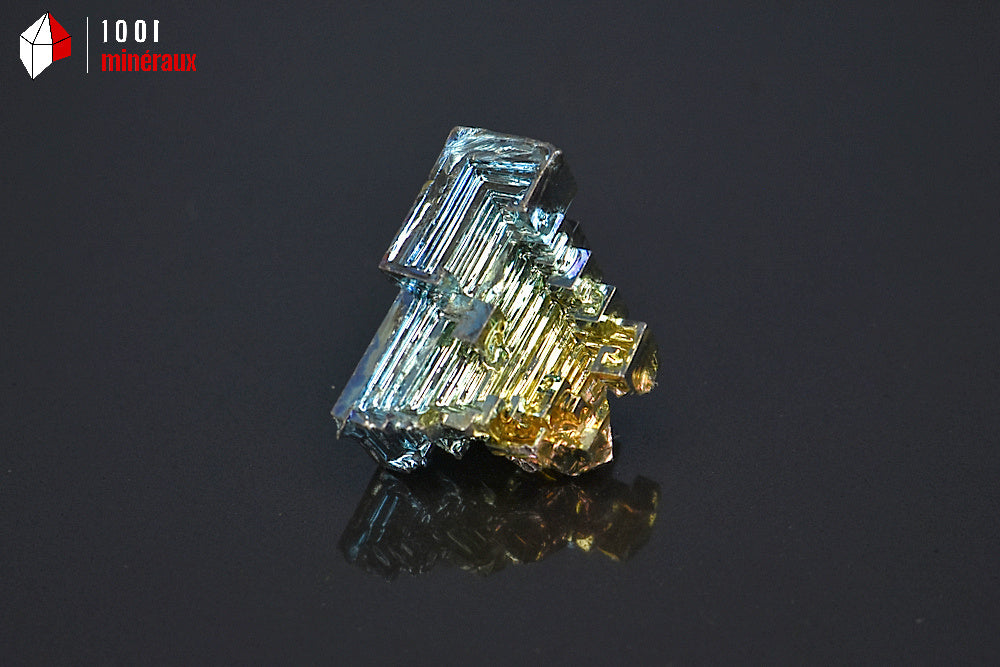 Minéral cristallisé de bismuth du Japon