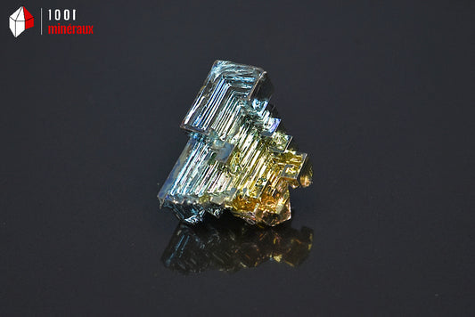 Minéral cristallisé de bismuth du Japon