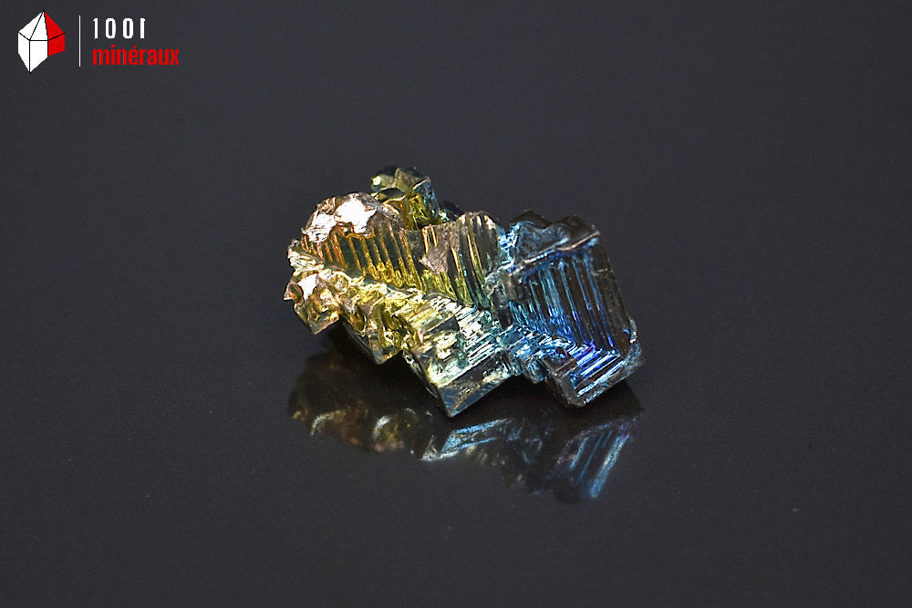 Minéral cristallisé de bismuth du Japon