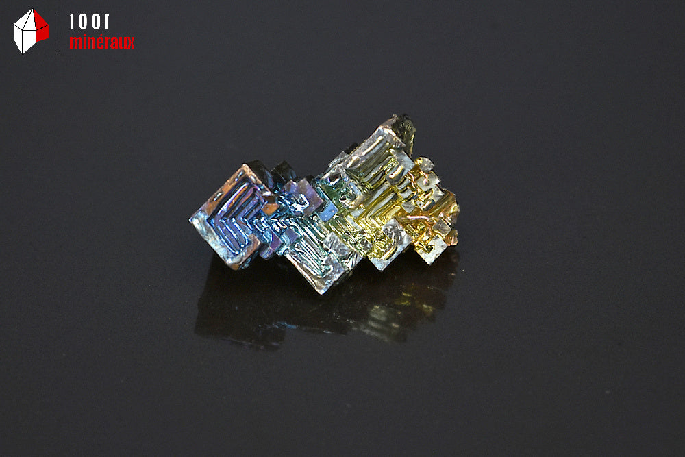 Minéral cristallisé de bismuth du Japon