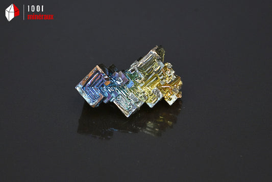 Minéral cristallisé de bismuth du Japon