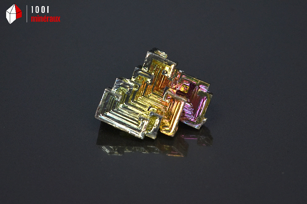 Minéral cristallisé de bismuth du Japon