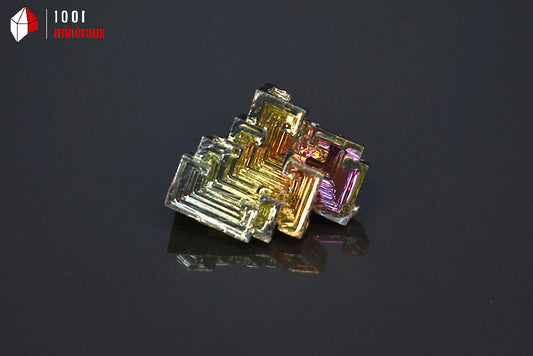 Minéral cristallisé de bismuth du Japon