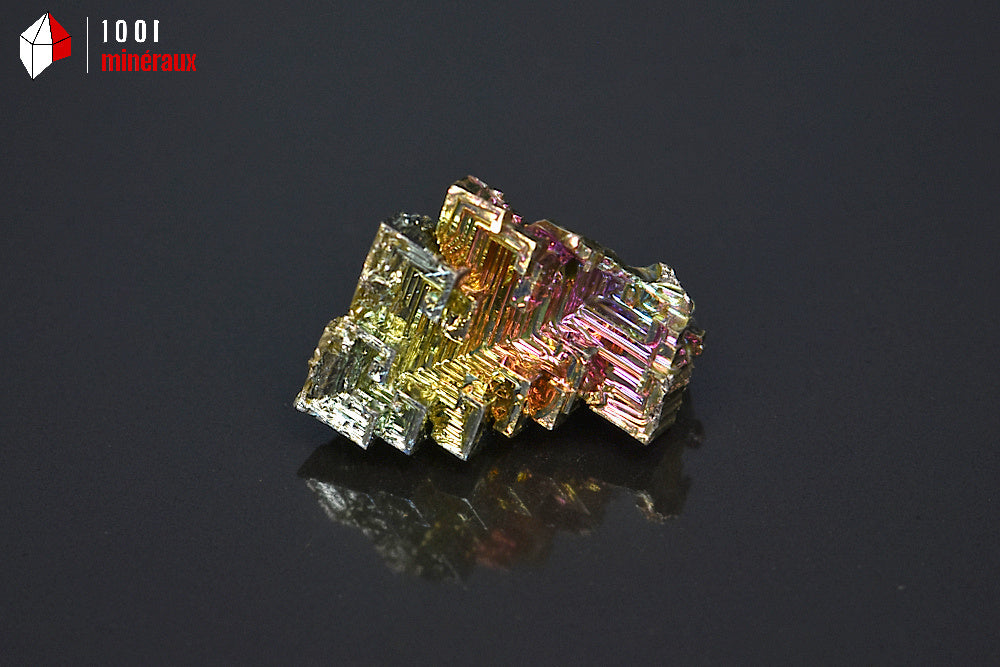 Minéral cristallisé de bismuth du Japon
