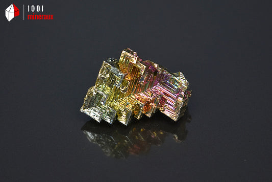 Minéral cristallisé de bismuth du Japon