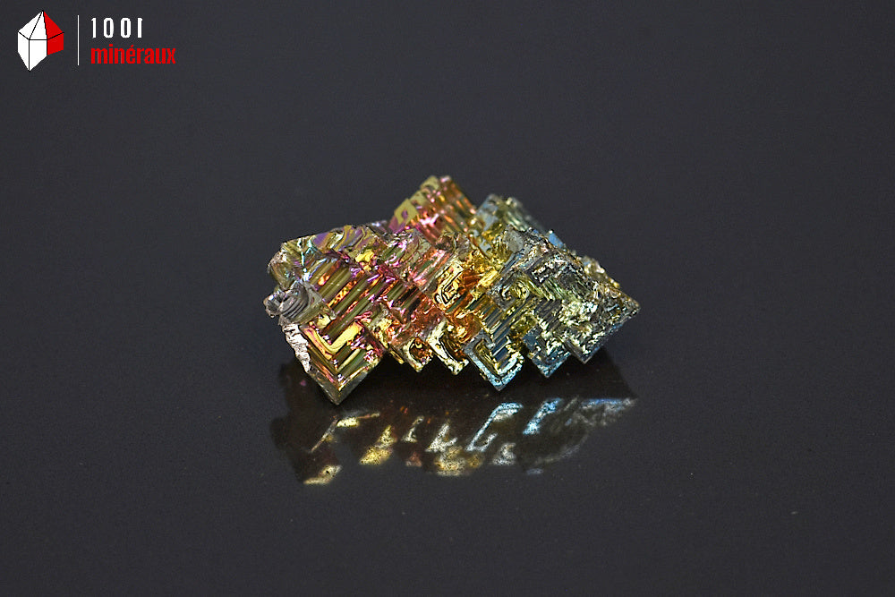 Minéral cristallisé de bismuth du Japon