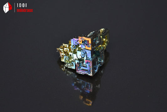 Minéral cristallisé de bismuth du Japon