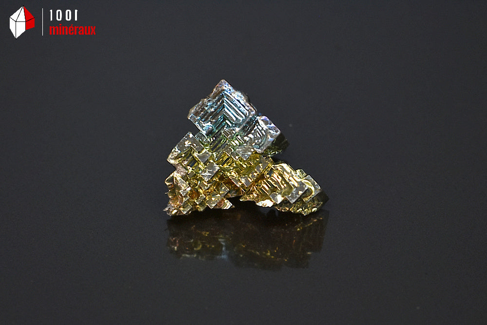 Minéral cristallisé de bismuth du Japon