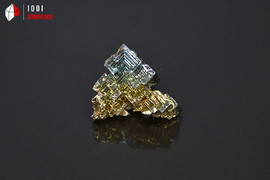 Minéral cristallisé de bismuth du Japon