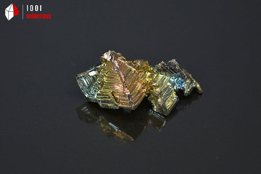 Minéral cristallisé de bismuth du Japon