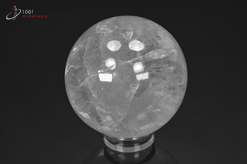 Minéral poli de cristal de roche en forme de sphère