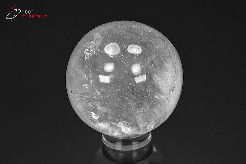 Minéral poli de cristal de roche en forme de sphère