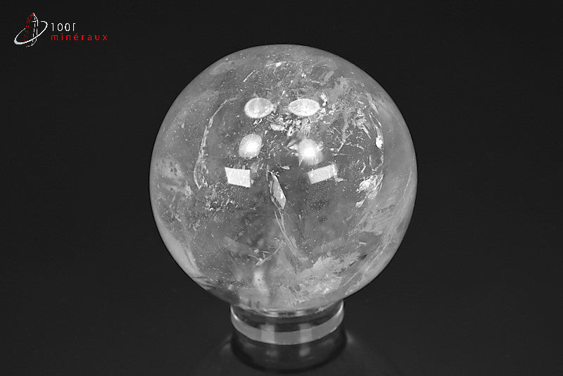 Minéral poli de cristal de roche en forme de sphère