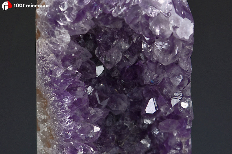 Pointe d'Améthyste du Brésil - Détail des cristaux violet foncé en cavité géodique - BM514