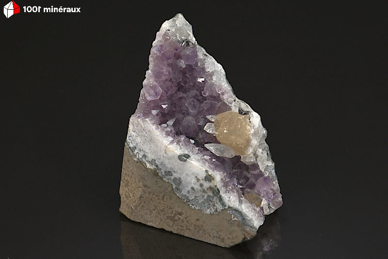 Géode d'Améthyste d'Uruguay - Vue d'ensemble, cristaux violets et Calcite translucide - 608 g